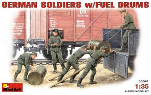 Немецкие солдаты с топливными бочками